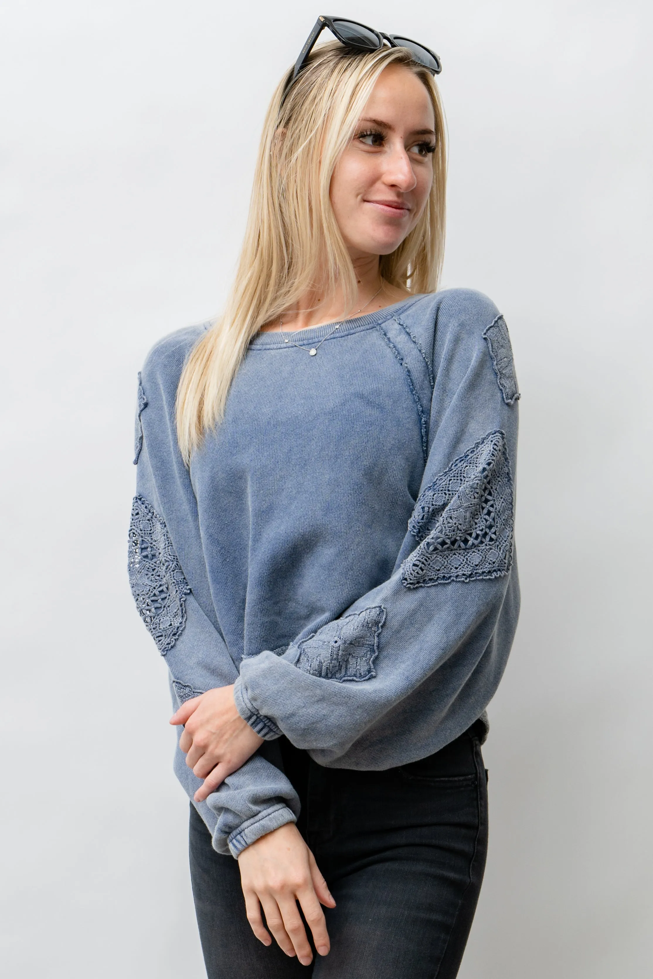 DIAMOND CROCHET RAGLAN SLEEVE CREWNECK