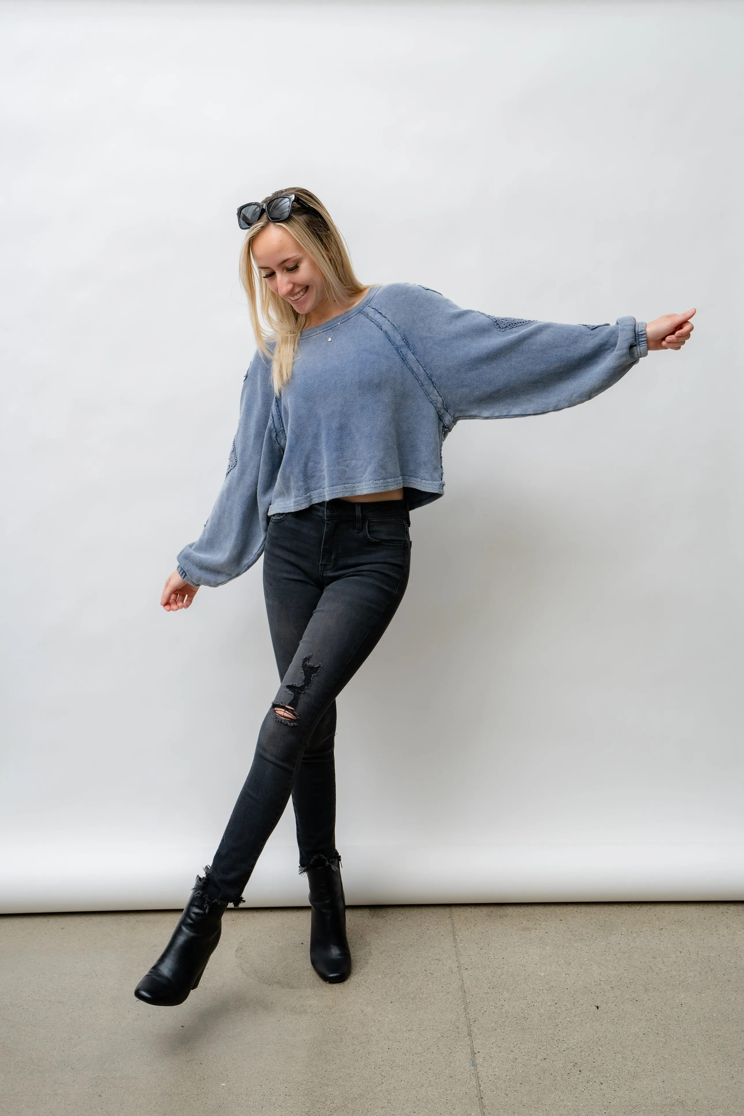 DIAMOND CROCHET RAGLAN SLEEVE CREWNECK