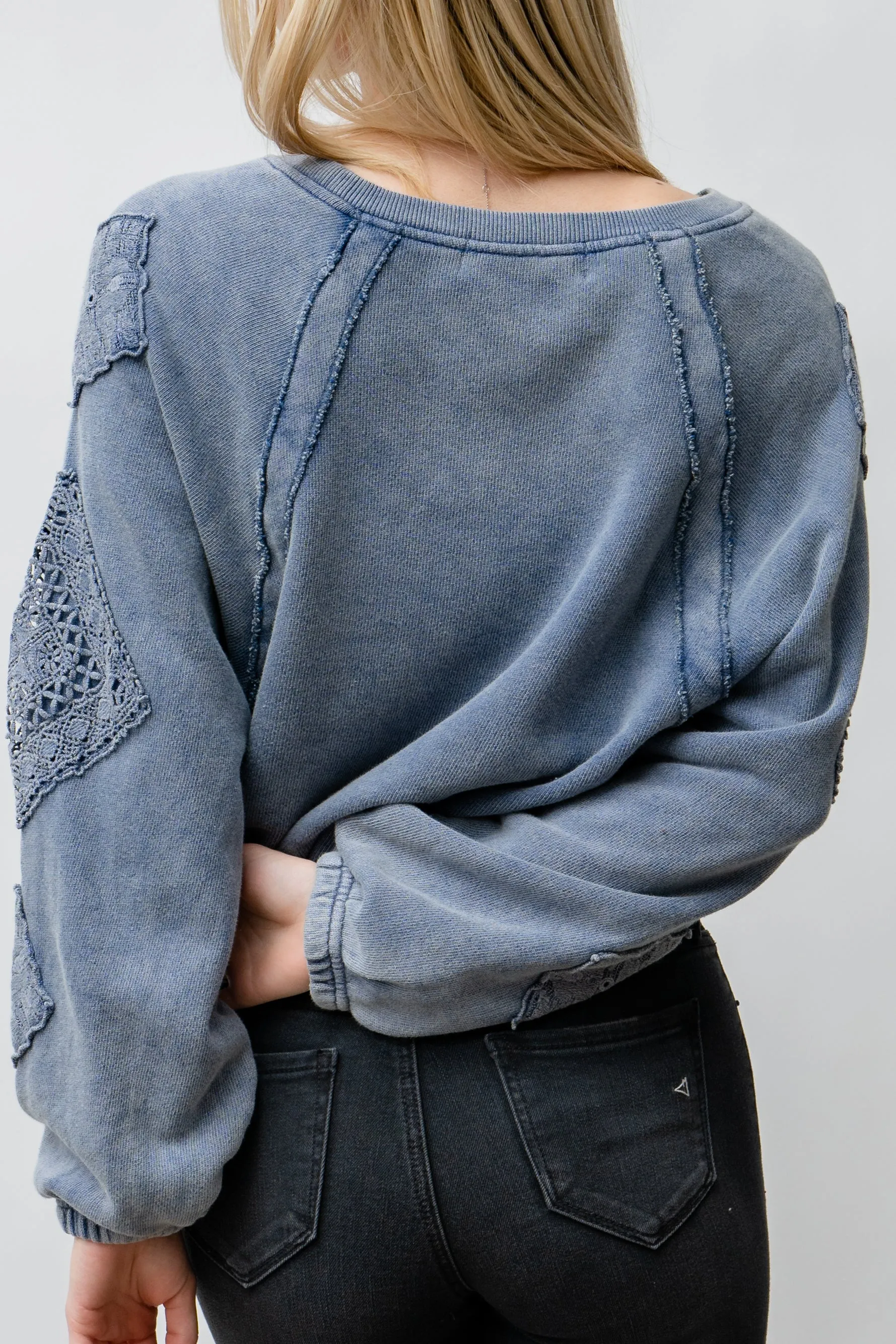 DIAMOND CROCHET RAGLAN SLEEVE CREWNECK