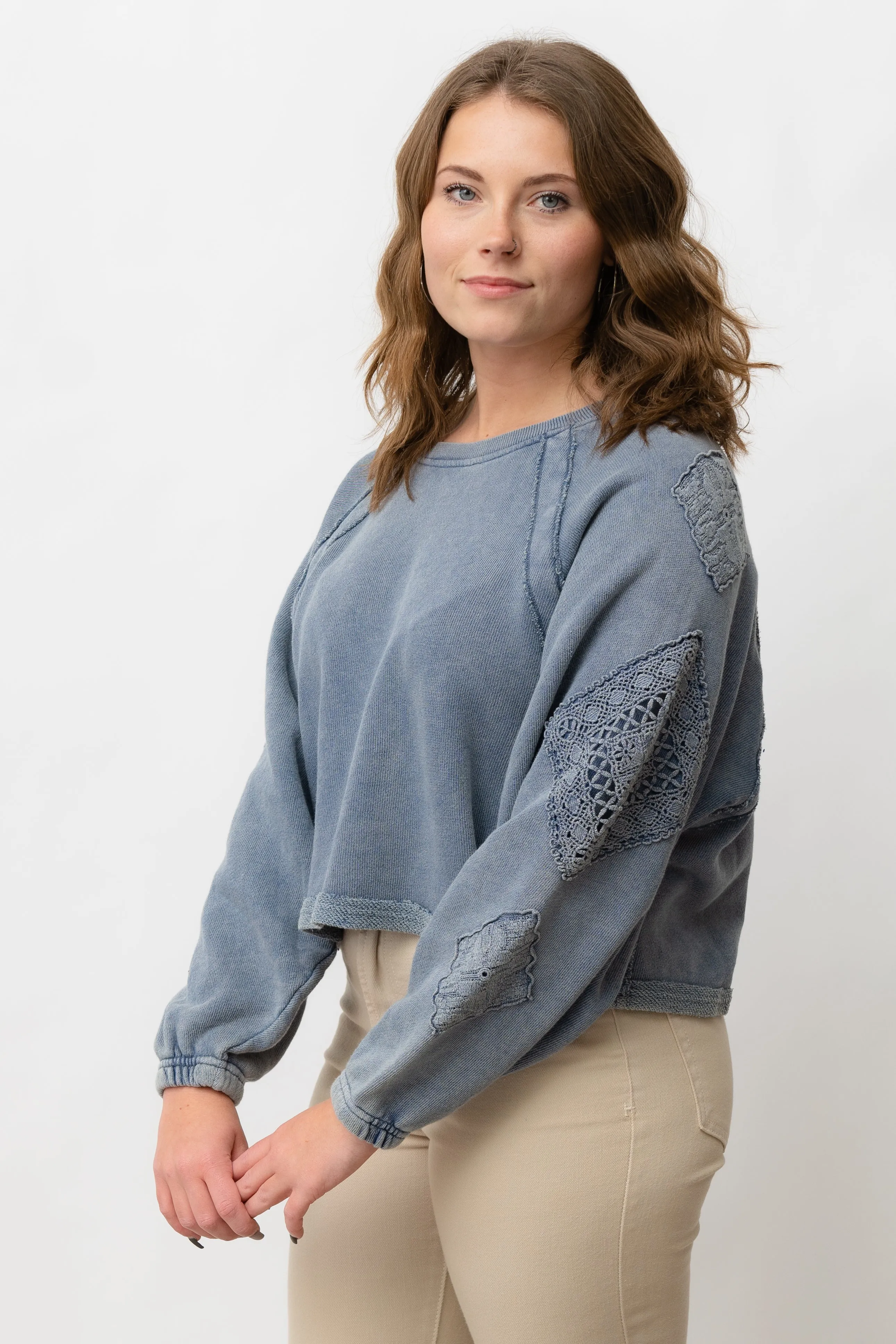 DIAMOND CROCHET RAGLAN SLEEVE CREWNECK
