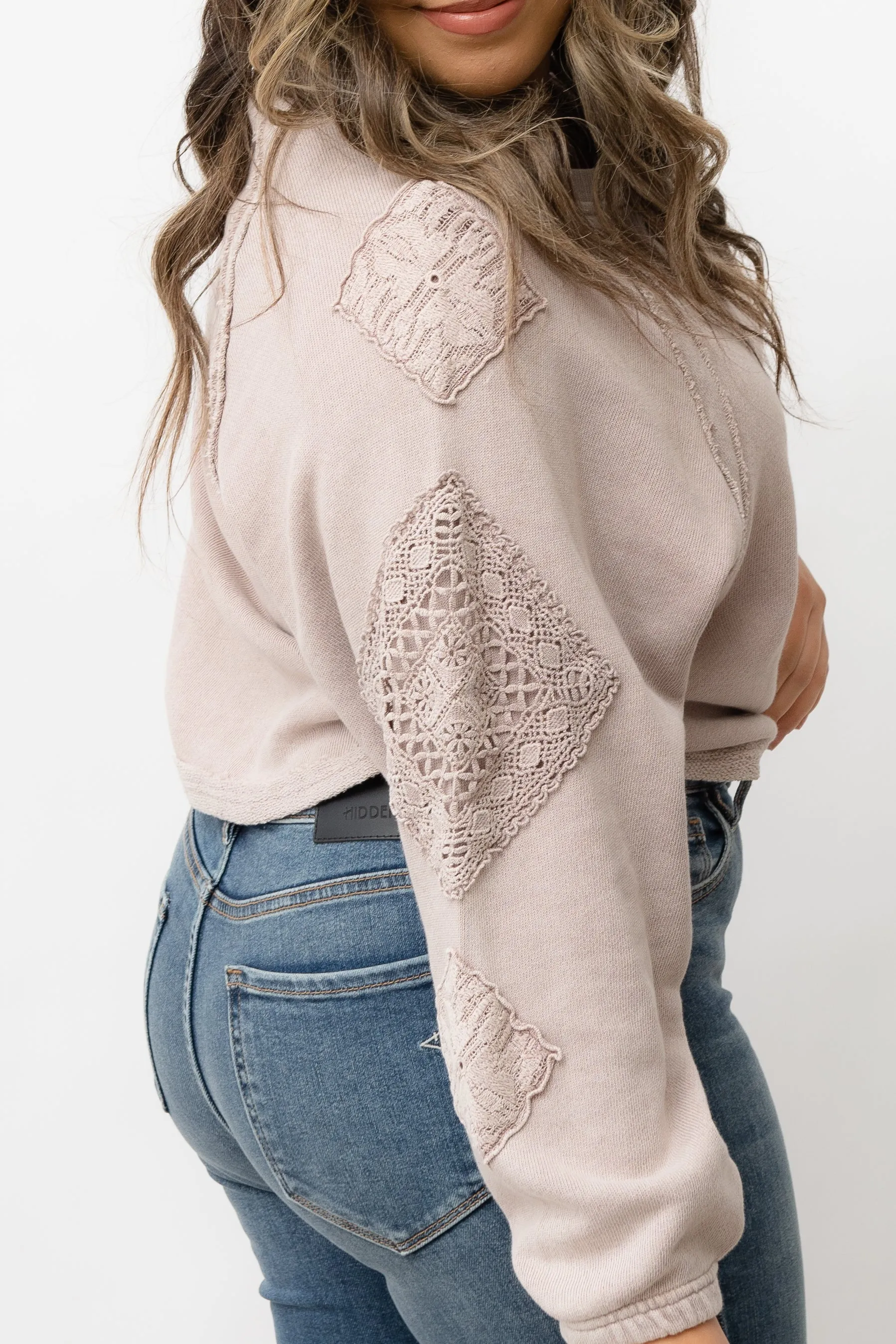 DIAMOND CROCHET RAGLAN SLEEVE CREWNECK