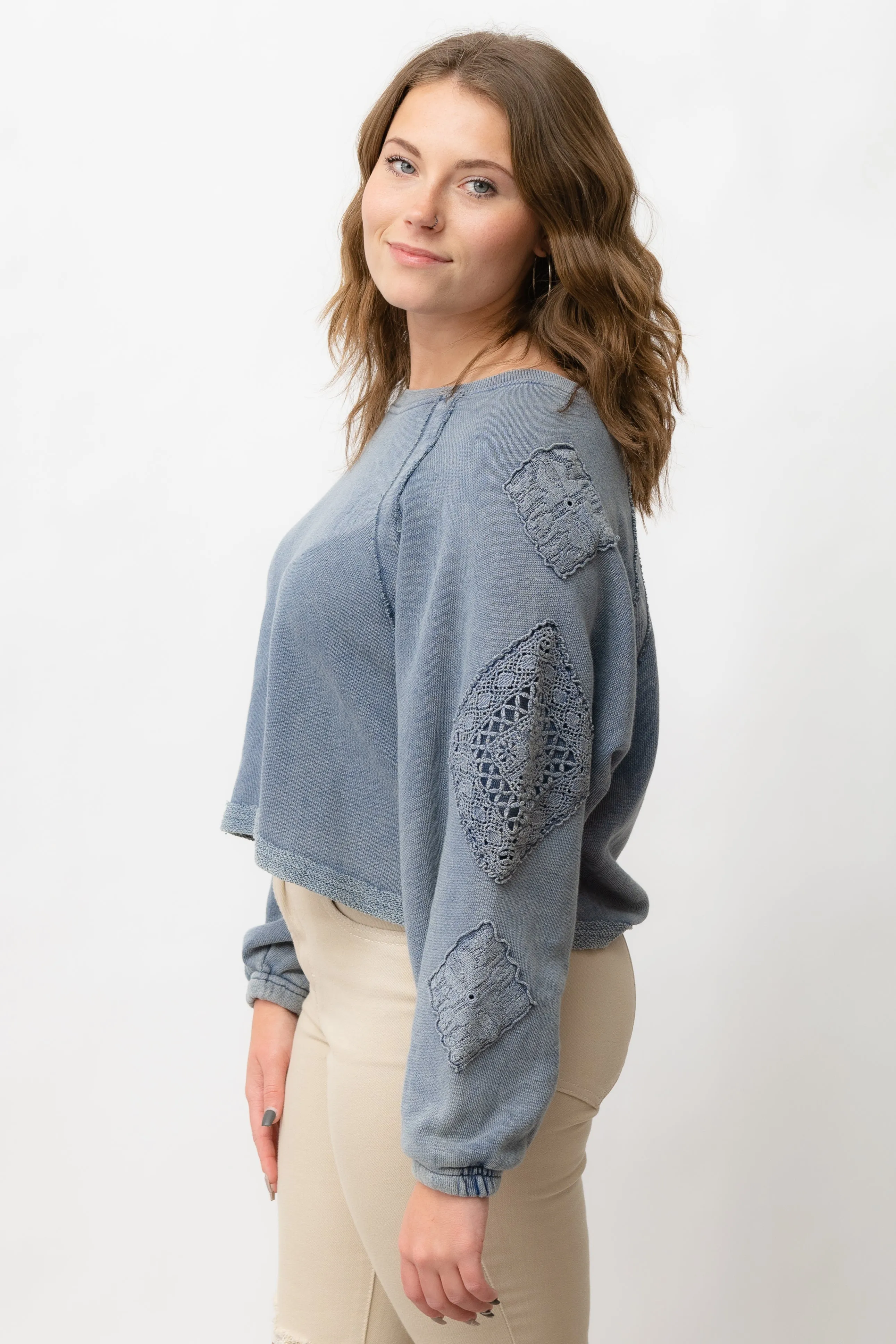 DIAMOND CROCHET RAGLAN SLEEVE CREWNECK