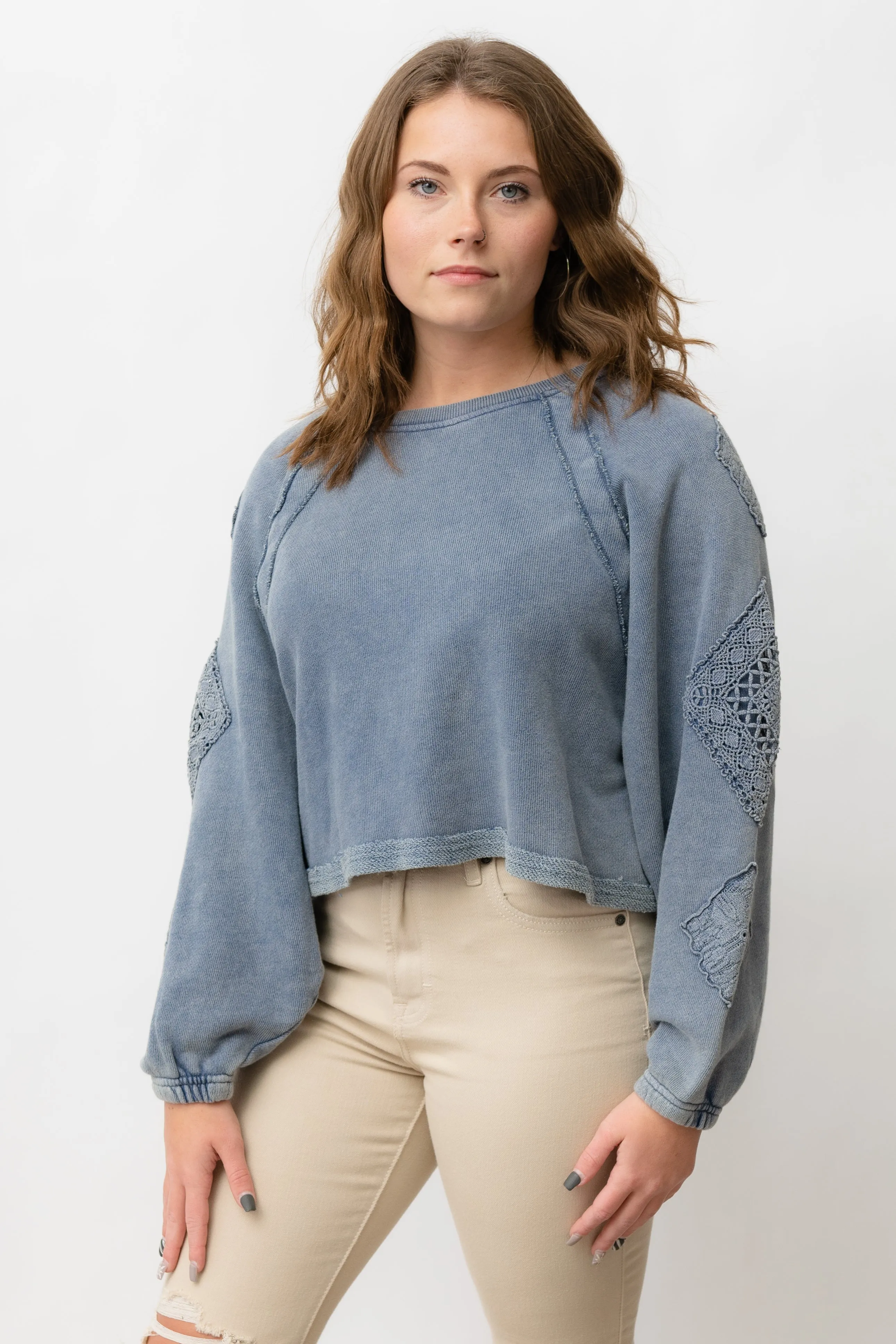DIAMOND CROCHET RAGLAN SLEEVE CREWNECK