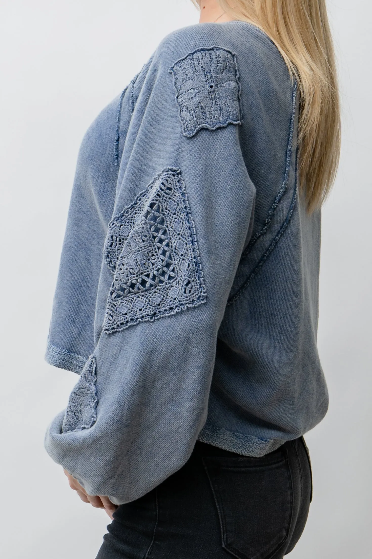 DIAMOND CROCHET RAGLAN SLEEVE CREWNECK