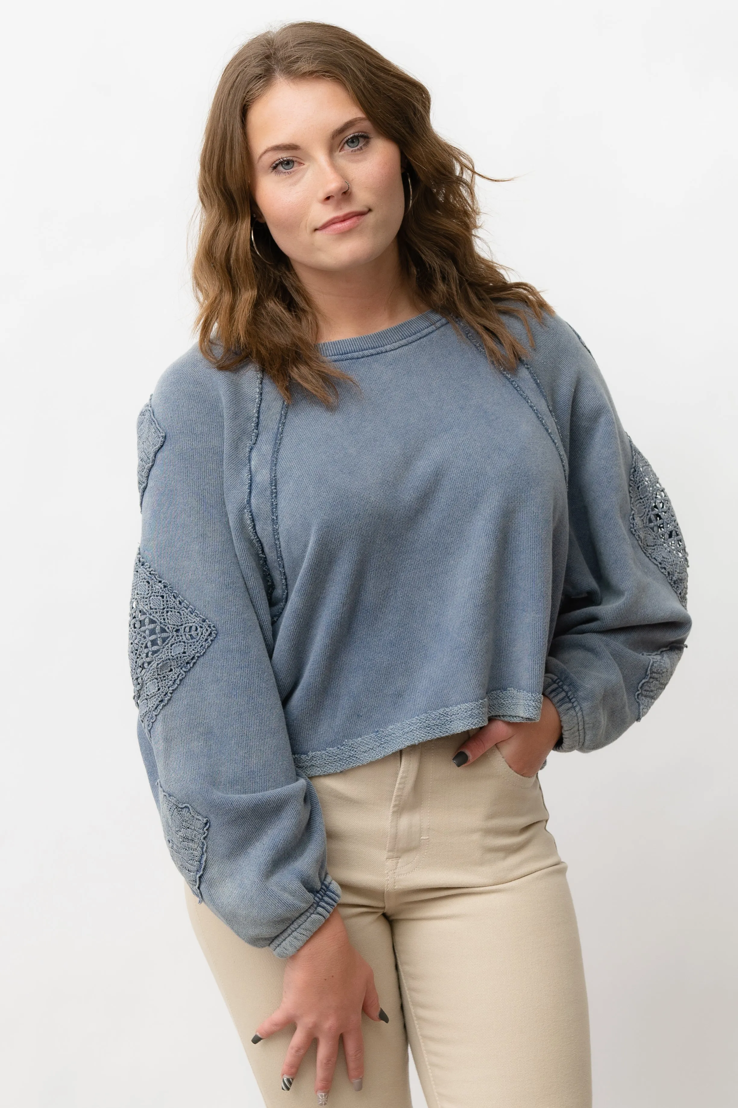 DIAMOND CROCHET RAGLAN SLEEVE CREWNECK