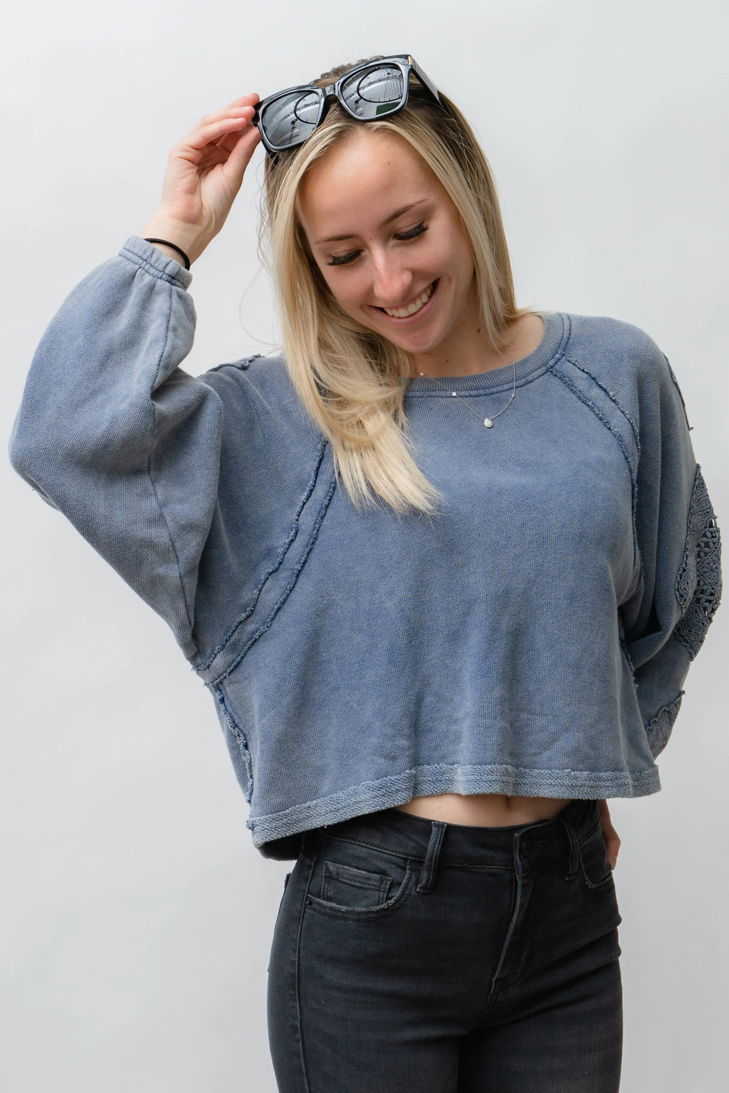 DIAMOND CROCHET RAGLAN SLEEVE CREWNECK