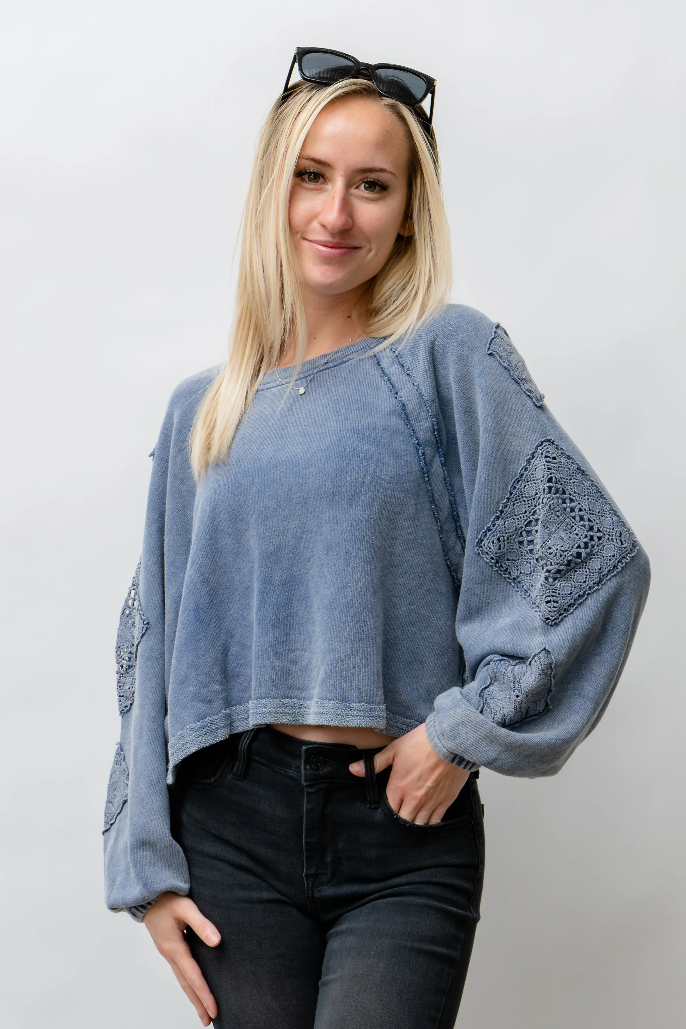 DIAMOND CROCHET RAGLAN SLEEVE CREWNECK