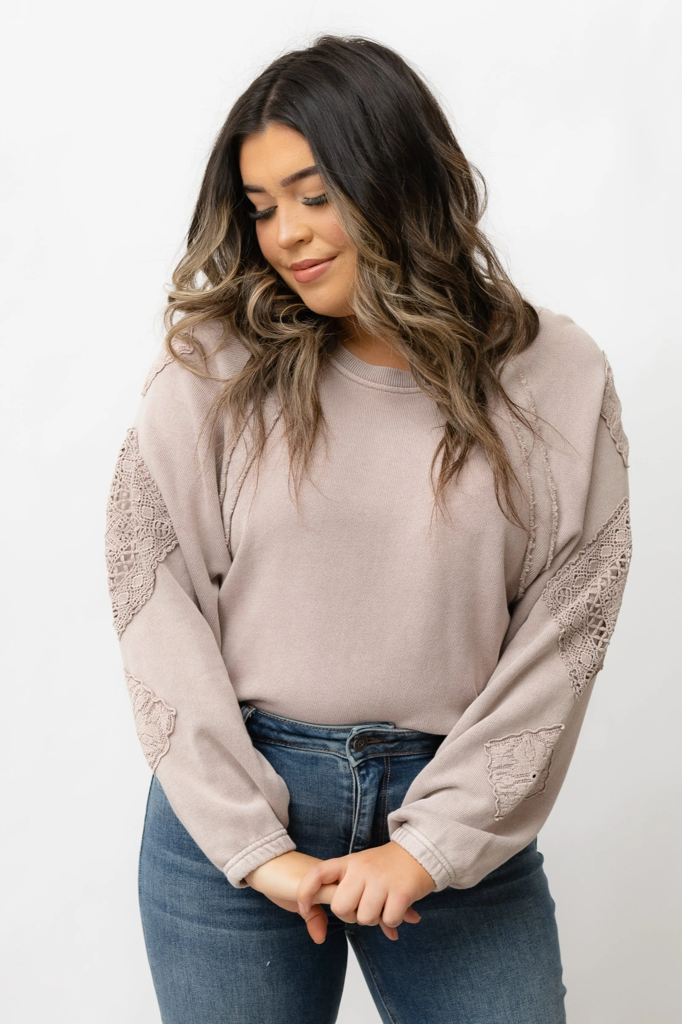 DIAMOND CROCHET RAGLAN SLEEVE CREWNECK